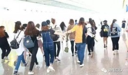 薛之谦机场爆料视频大全,揭秘明星日常幕后故事